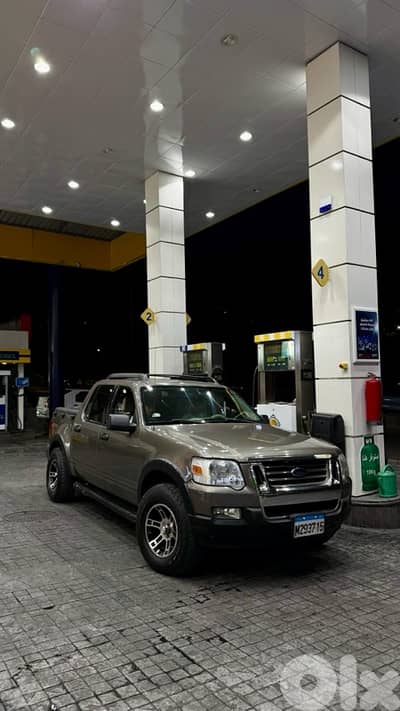 Ford Explorer sport truck