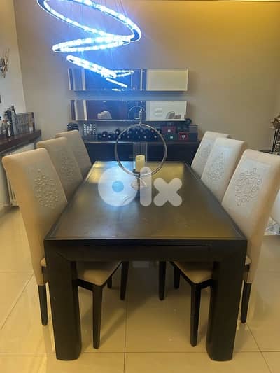 للبيع طولة سفرة مع كراسي مستعملة