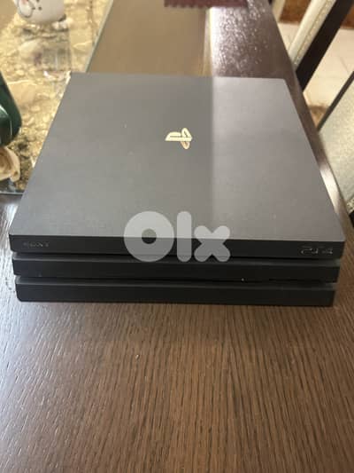 CLEAN PS4 PRO 1TB WITH 2 CONTROLLERS AND SET