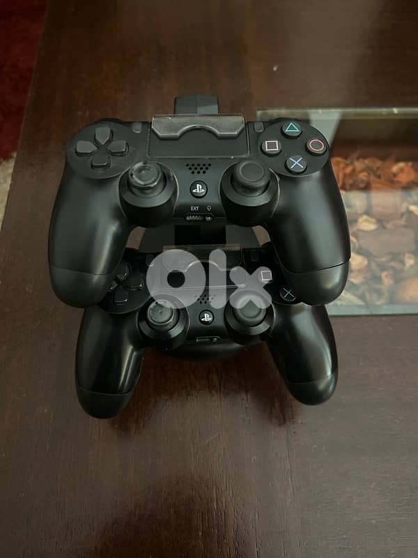 CLEAN PS4 PRO 1TB WITH 2 CONTROLLERS AND SET 1