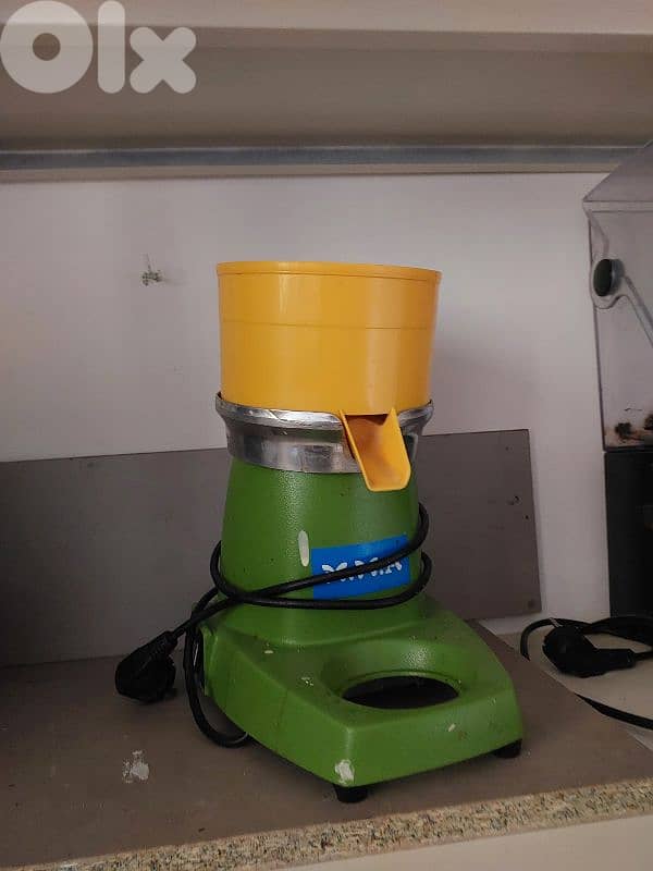 عدة محل عصير كلن مع بعض 1