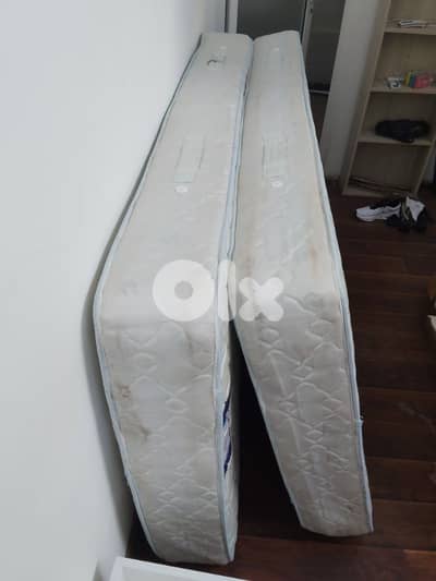 فرشات حالي جيده جدا 60cm x195cm  2 فرشات مفرد ونص