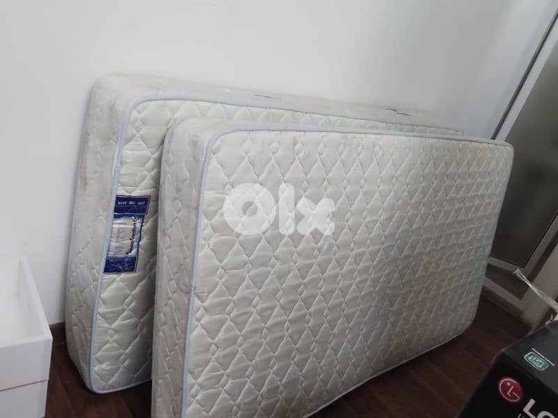 فرشات حالي جيده جدا 60cm x195cm  2 فرشات مفرد ونص 1