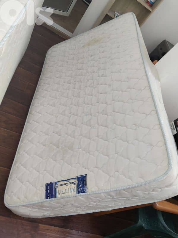 فرشات حالي جيده جدا 60cm x195cm  2 فرشات مفرد ونص 2