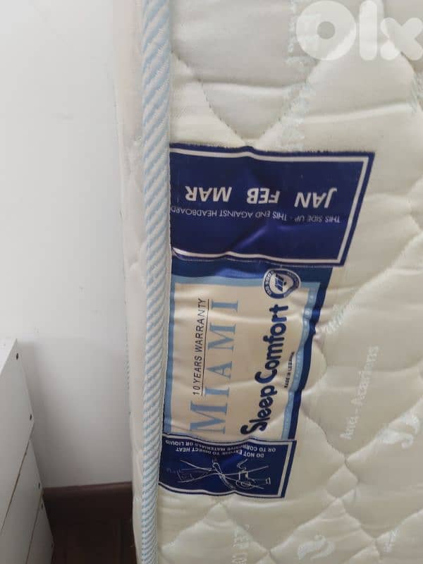 فرشات حالي جيده جدا 60cm x195cm  2 فرشات مفرد ونص 3