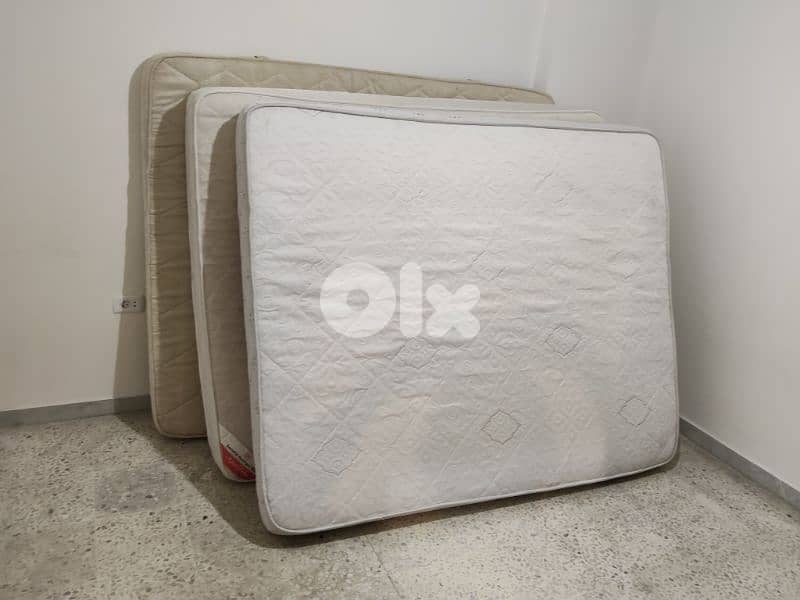 فرشات حالي جيده جدا 60cm x195cm  2 فرشات مفرد ونص 4