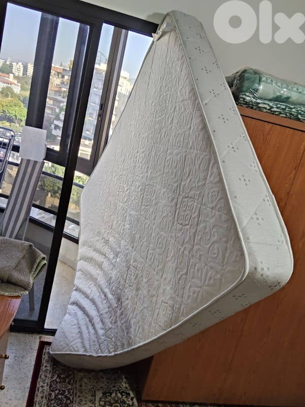 فرشات حالي جيده جدا 60cm x195cm  2 فرشات مفرد ونص 6