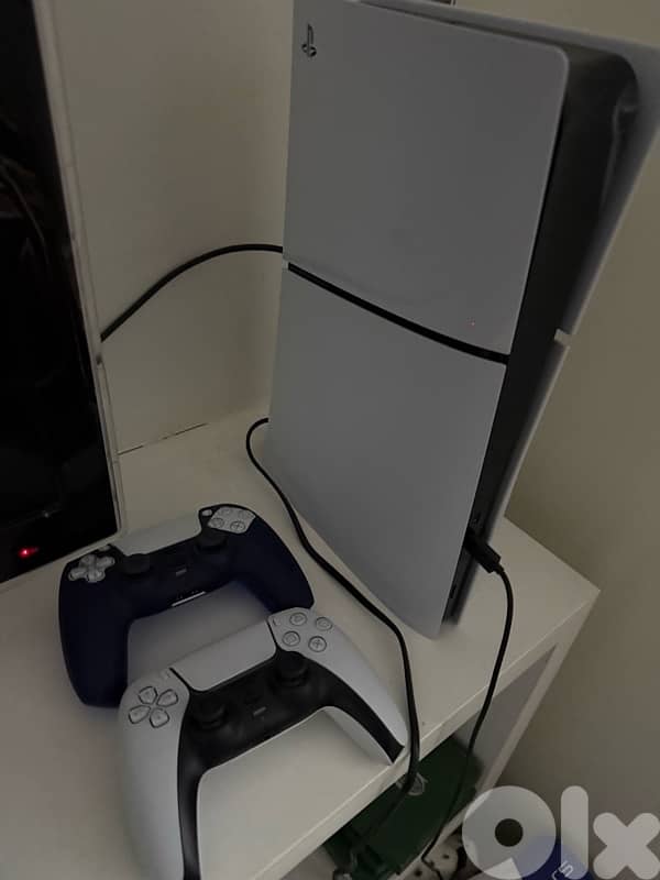 ps5 slim 2 controlers with box 0