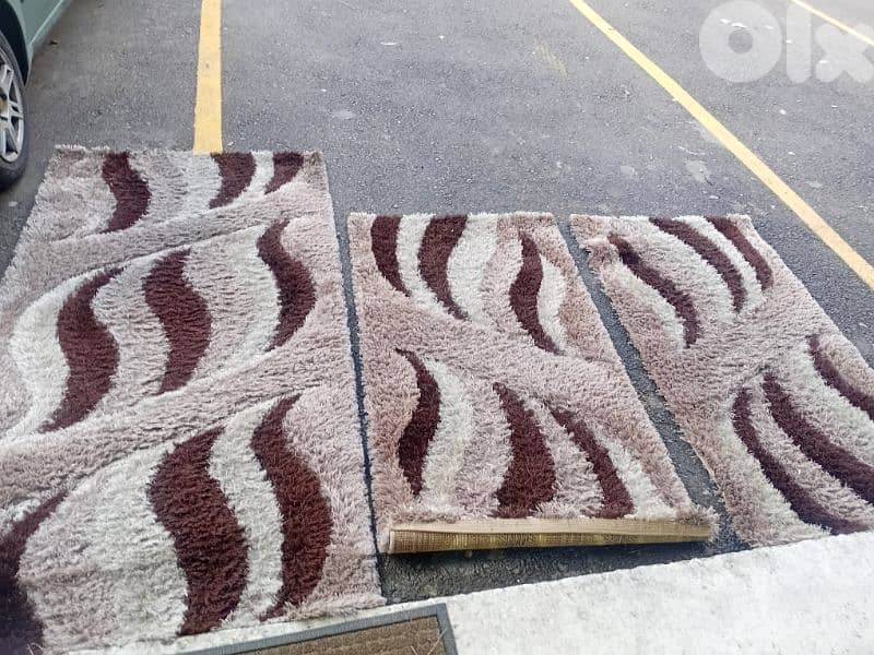 سجاد عدد ٤ وحدي كبيرة ٣وسط شبه جديد 1