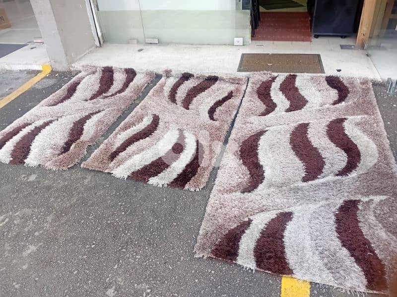 سجاد عدد ٤ وحدي كبيرة ٣وسط شبه جديد 2