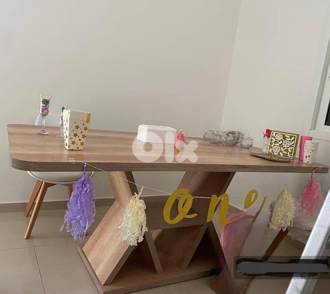 Dining Table with chairs 0