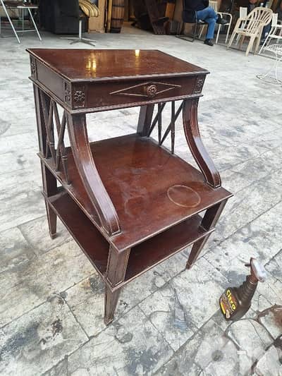 طاولة انجليزية انتيك مميزة ناعمة جدا
