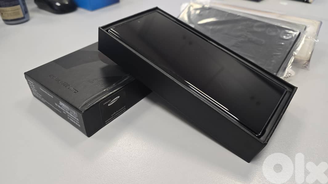 Samsung S22 Ultra - 12GB/256GB - 1 SIM+1 eSIM + Box +4 Covers 1