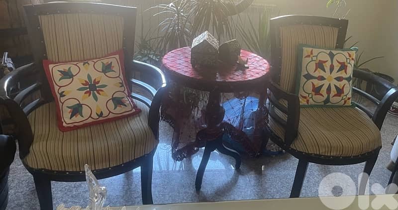 dinning table used but like new 3