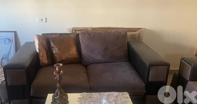 dinning table used but like new 4