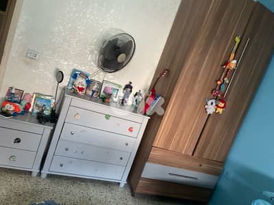 تخت مجوز وخزانة درفتين مع تلات جوارير و كوموند كبيرة وكومند صغيرة