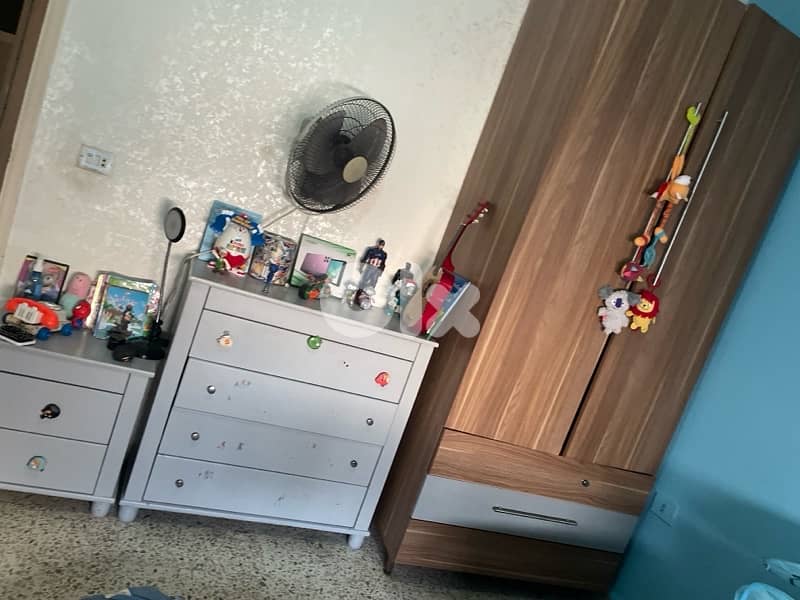 تخت مجوز وخزانة درفتين مع تلات جوارير و كوموند كبيرة وكومند صغيرة 0