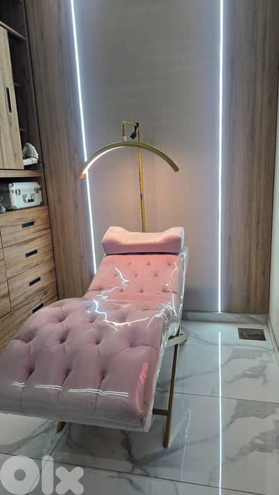 Elegant Spa/Salon Bed – Like New – Pink & Gold – High Quality