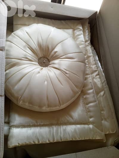 3 كوفيرلي تخت بحالة ممتازة ( غير مستعملين )