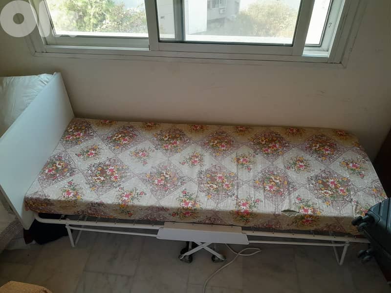 2 single beds (1 foldable) 1