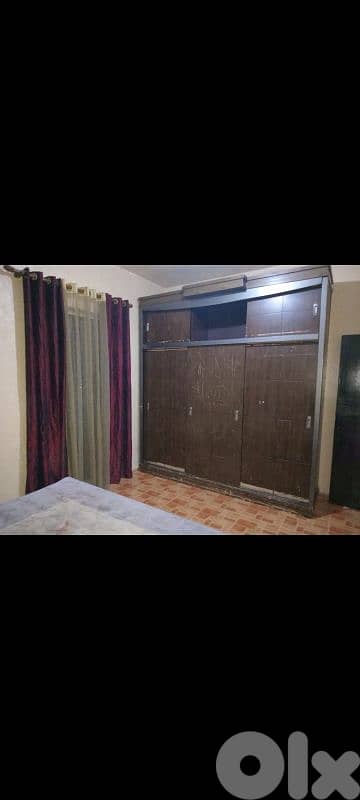 خزانه طابقين سحاب خشب لاتيه كتير نضيفه السعر ١٠٠$ للتواصل ٧٠٨٩٧٥٤٧