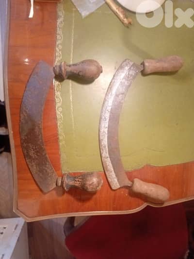 قطعتين من النوادر محفور الختم عليهن