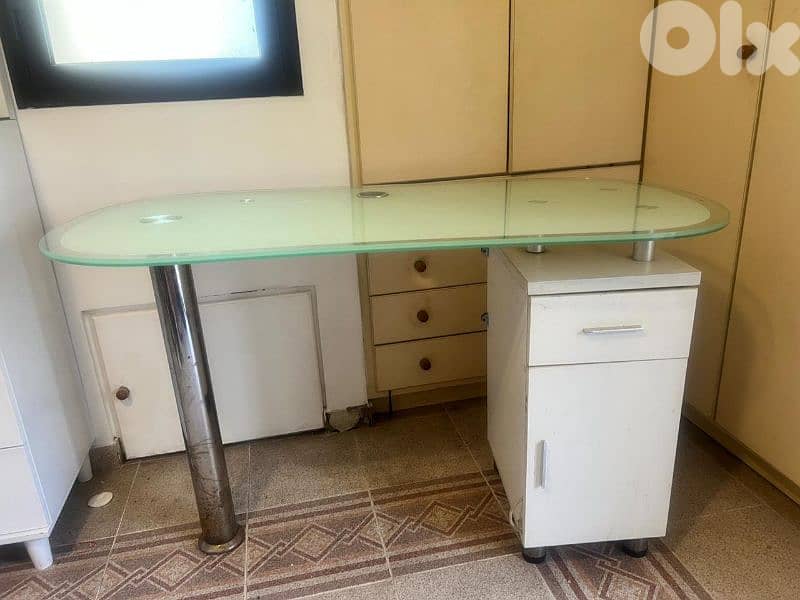 طاولة مكياج موجوده بي جونية السعر ٣٥ دولار ت ٠٣٣٢٠٠٣٦ 0