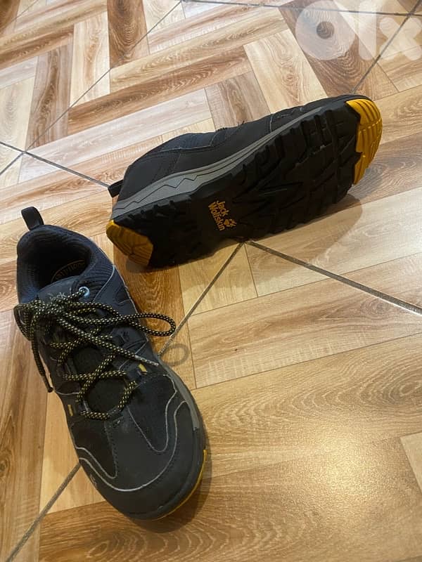 hiking running shoes salomon & jack wolfskin 0