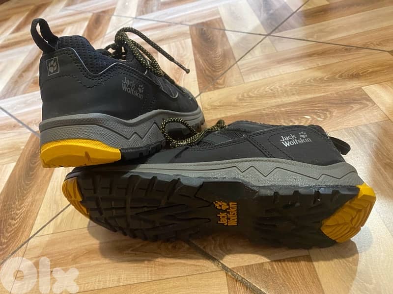 hiking running shoes salomon & jack wolfskin 1