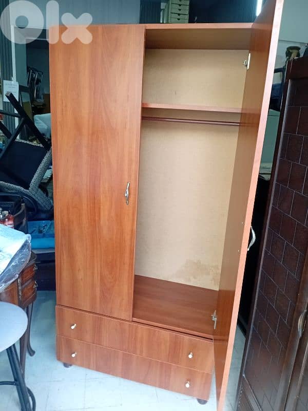 خزانة شبه جديد 1