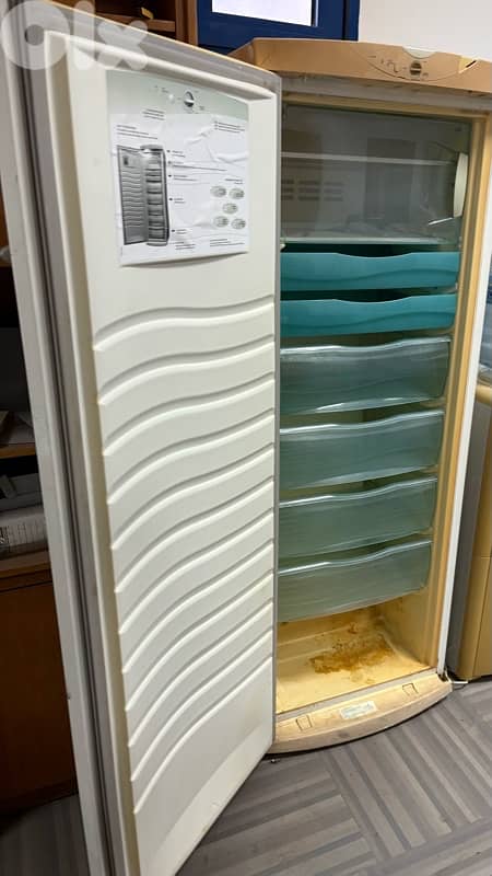 used and not functional freezer 0