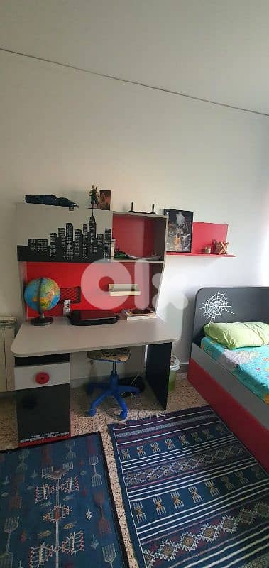 غرفة نوم ومكتبة