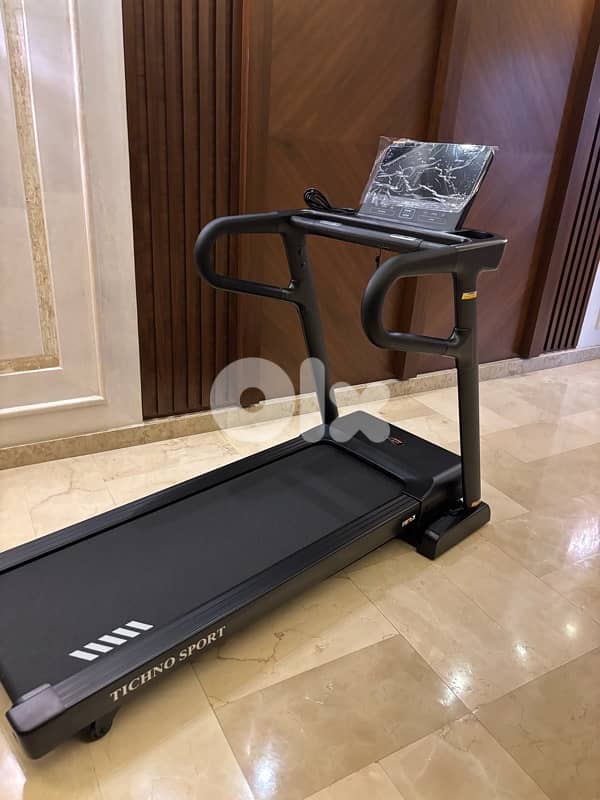 Motorized Treadmill 2.5 HP DC Motor 120 kg max weight 1