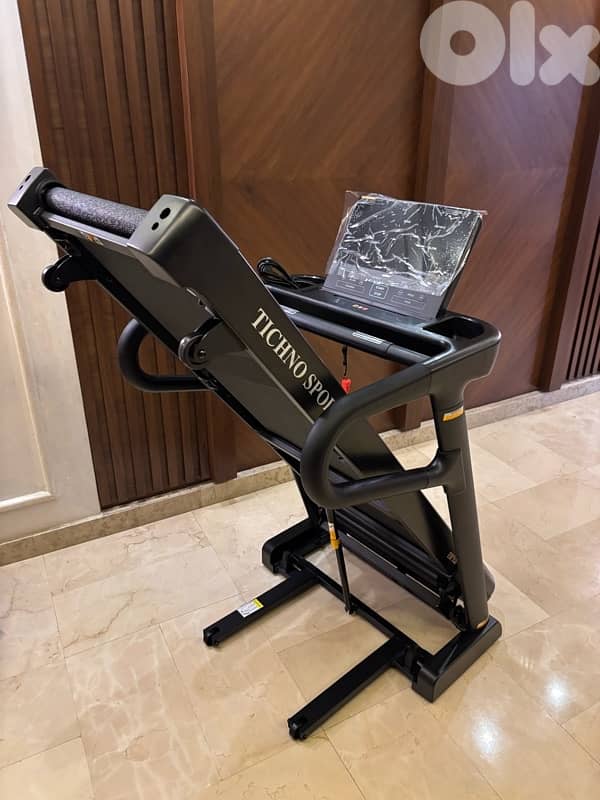 Motorized Treadmill 2.5 HP DC Motor 120 kg max weight 3