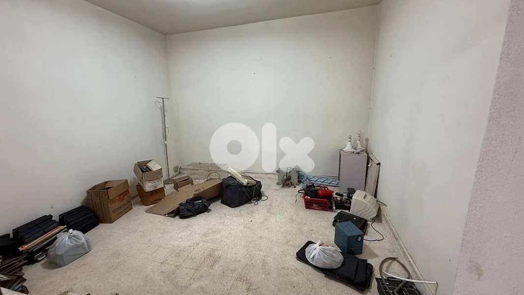 Adonis – Showroom / Warehouse For Rent 0