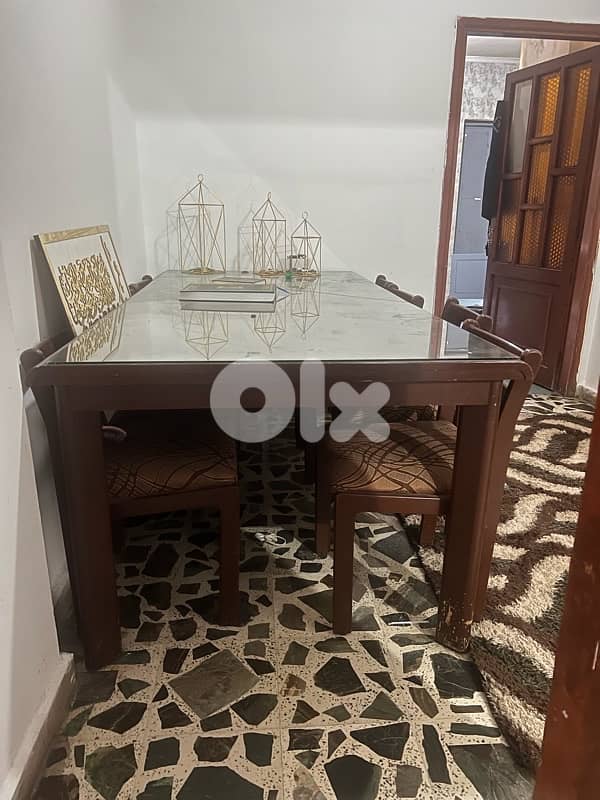 للبيع: طاولة سفرة راقية مع 8  كراسي + زجاج حماية 0
