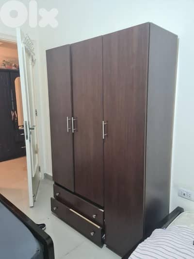 تخت عدد ٢. خزانة