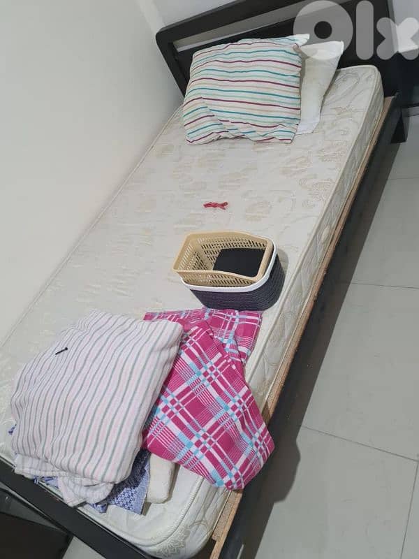 تخت عدد ٢. خزانة 1