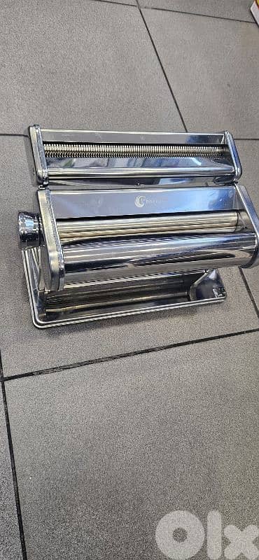 رقاقة عجينة مع عدة سماكات pasta and dough maker 3