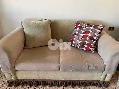 صالون للبيع