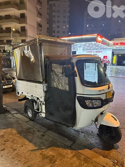 توك توك مجهّز للمشاريع – كابين ستانلس + واجهة زجاج