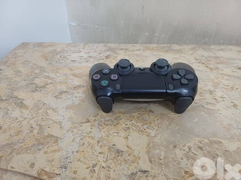 PS4 Slim 1TB+2 controlls+cd+cables 1