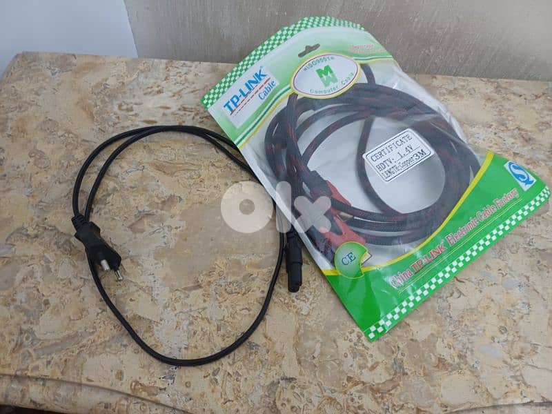 PS4 Slim 1TB+2 controlls+cd+cables 4