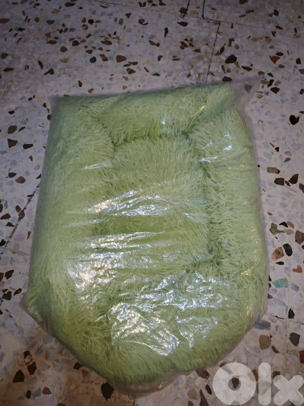 fluffy donut-shaped cat bed 1