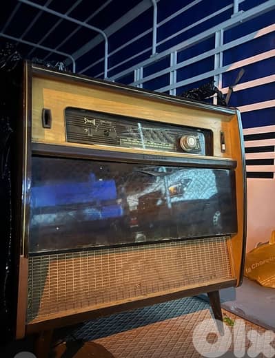 vintage vinyl record player. 160$