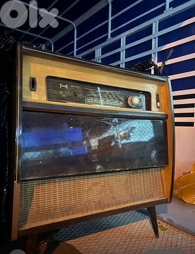 vintage vinyl record player. 160$