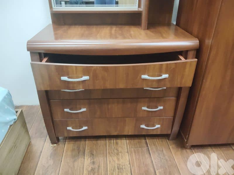 إمكانية شراء الخزانة بي $350و الكومود بي $150 0