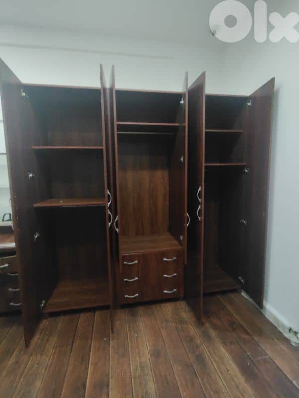 إمكانية شراء الخزانة بي $350و الكومود بي $150 3