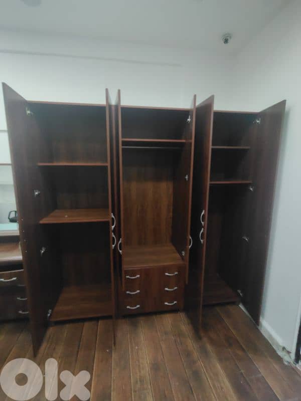 إمكانية شراء الخزانة بي $350و الكومود بي $150 4