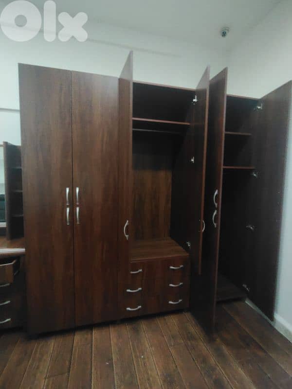 إمكانية شراء الخزانة بي $350و الكومود بي $150 5